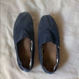 PRICE DROP Toms Navy Canvas Classics